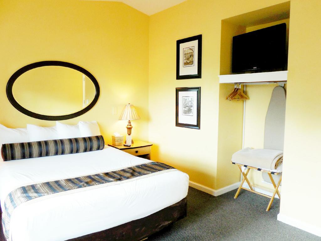 Standard Queen Room with One Queen Bed